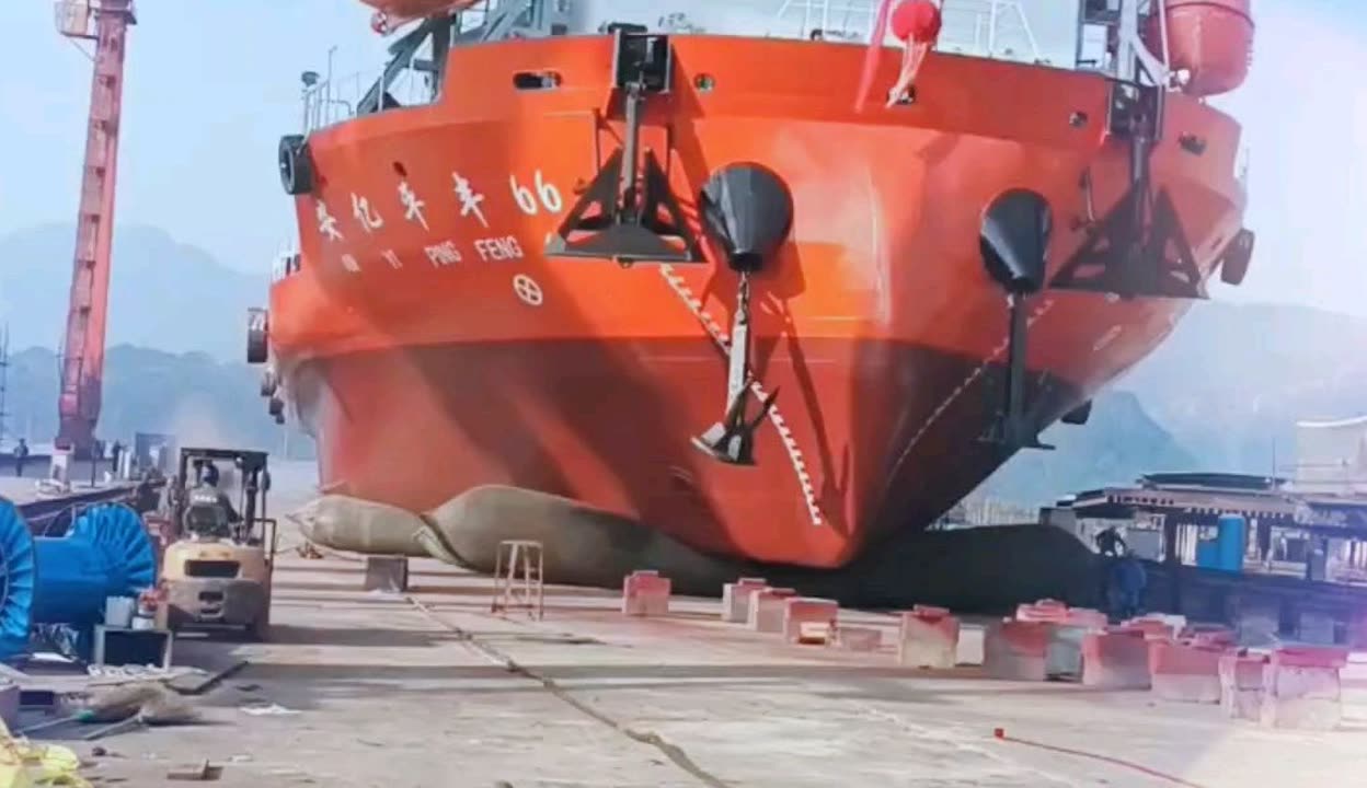 祝賀臺(tái)州楓葉船廠&ldquo;安億平豐&rdquo;船氣囊上排下水吉水接水順利